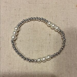 Silver and pearl stretchy bracelet